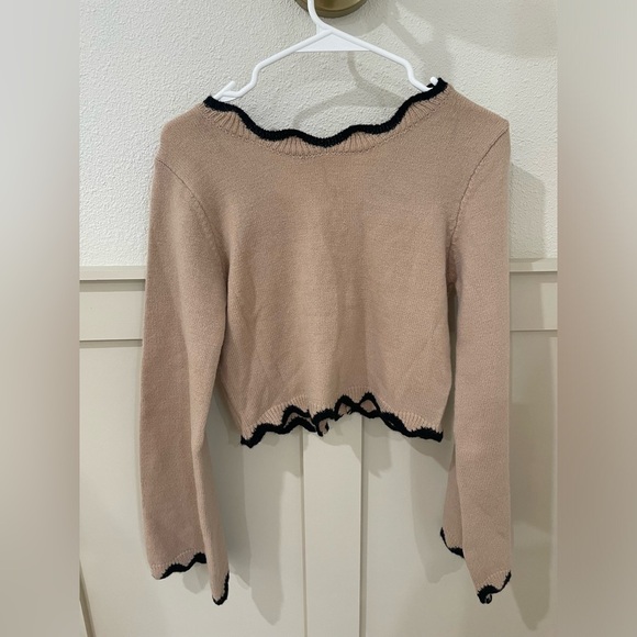Commense Knit Contrast Wave Trim Bow Sweater Size Medium Tan and Black - Picture 8 of 12